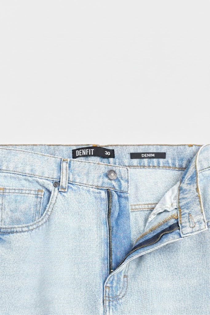 Light Wash Denim Jeans — Classic Street Blue Fit