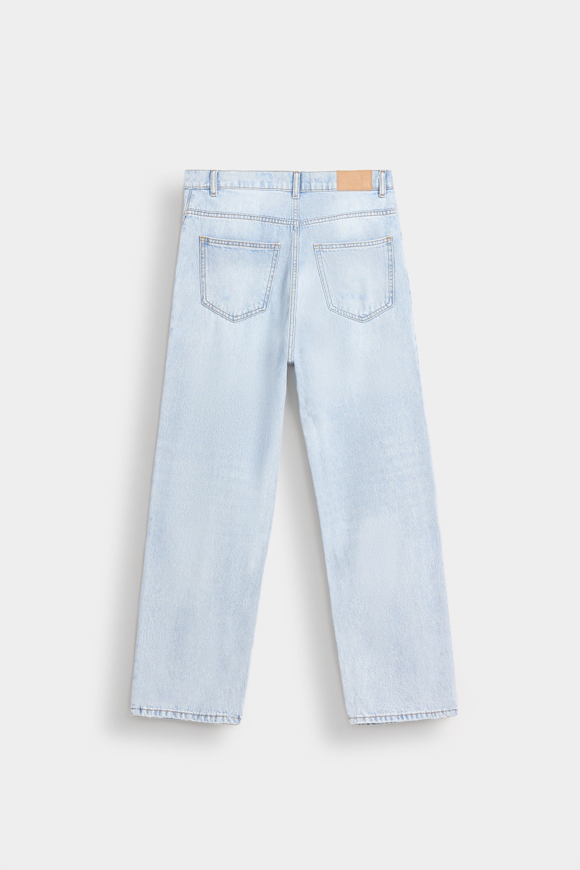 Light Wash Denim Jeans — Classic Street Blue Fit